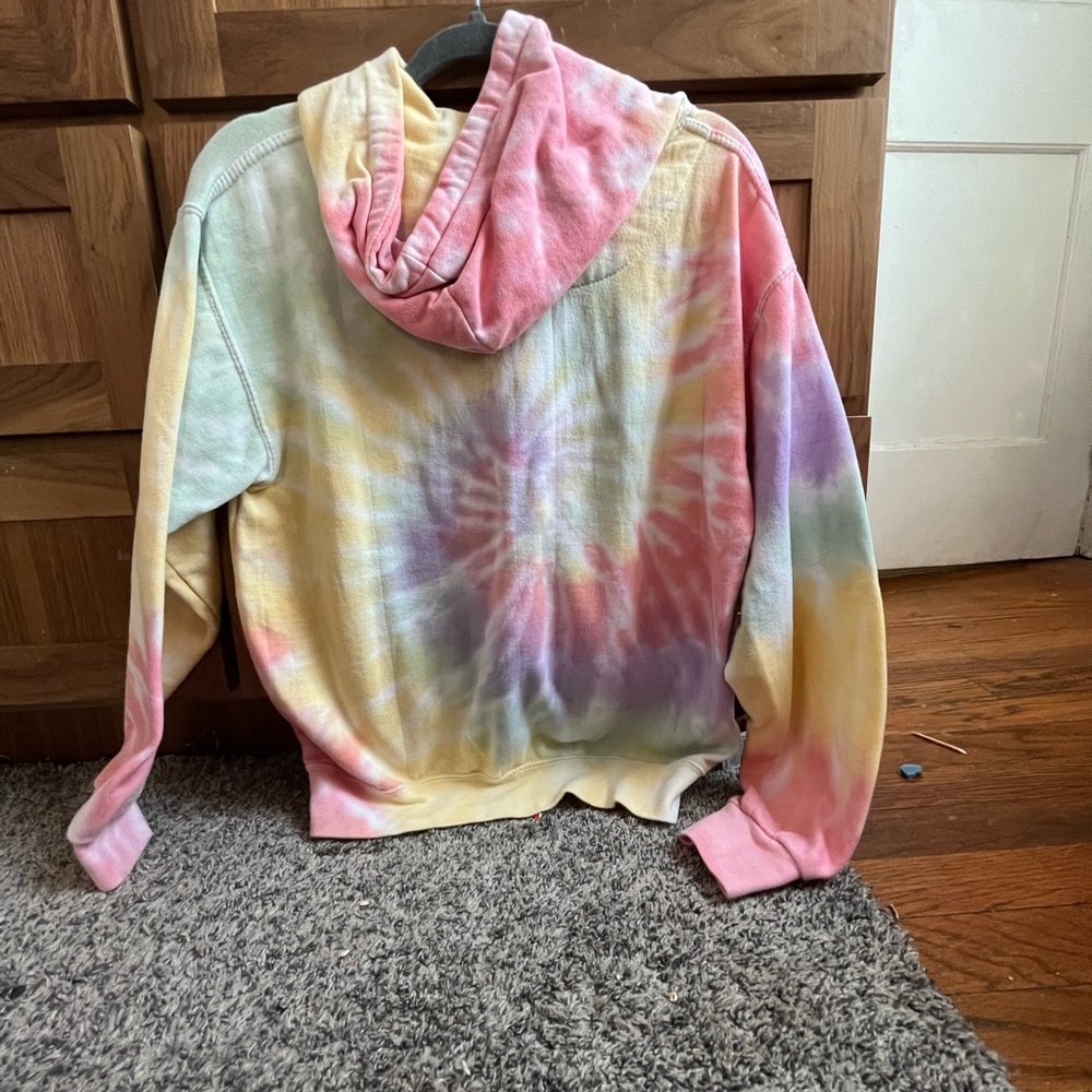 Cute tied a cropped sweatshirt in size small